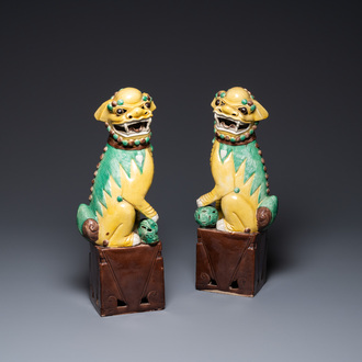 Une paire de lions bouddhistes en biscuit émaillé sancai, Chine, 19ème