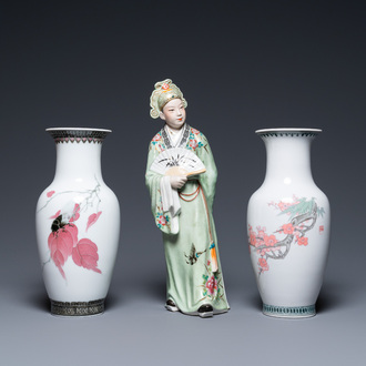 A Chinese famille rose figure and two vases, 20th C.