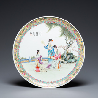 Een Chinese famille rose schotel, Qianlong merk, Republiek