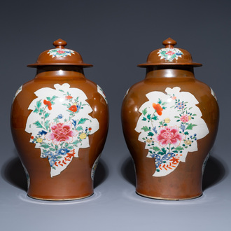 Une paire de vases couverts en porcelaine de Chine famille rose à fond brun capucin, Qianlong