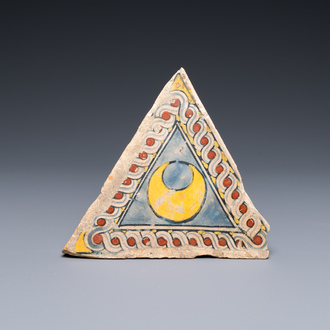 An Italian maiolica triangular floor tile, Faenza, 15/16th C.