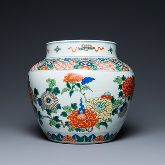 A Chinese wucai vase with floral design, 19th C.