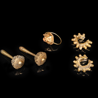 Trois boucles d'oreilles en or, Vietnam, Champa, 14ème et une paire en bronze doré, Chine, 18/19ème