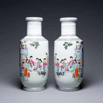 Une paire de vases en porcelaine de Chine famille rose à décor de musiciens, marque de Qianlong, République