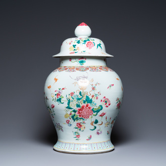 Un grand vase couvert en porcelaine de Chine famille rose, 19ème