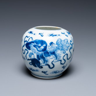 Een Chinese blauw-witte penselenwasser met boeddhistische leeuwen, Kangxi merk, 19e eeuw