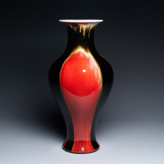 Un vase de forme balustre en porcelaine de Chine à émail flambé, 19/20ème