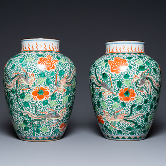 Une paire de vases en porcelaine de Chine famille verte à décor de phénix, 19ème