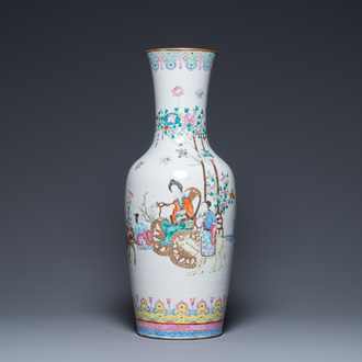 Un vase en porcelaine de Chine famille rose, marque et époque de Guangxu