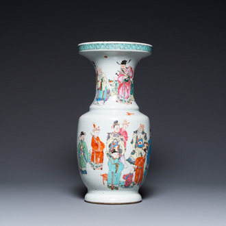 Un vase en porcelaine de Chine famille rose à décor d'immortels, Yongzheng