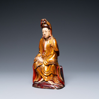 Une figure de Guanyin en bois doré, laqué et peint, Vietnam, 18/19ème