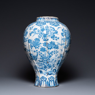 Un grand vase de forme balustre en faïence en bleu et blanc, Delft ou Francfort, fin du 17ème