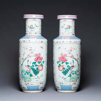 Une paire de vases en porcelaine de Chine famille rose, 19ème