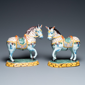 Une paire de chevaux en faïence polychrome de Delft, 18ème