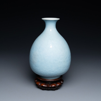 A Chinese monochrome clair-de-lune-glazed 'yuhuchunping' vase, 19th C.