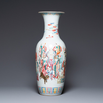 Un vase en porcelaine de Chine famille rose à décor des 18 Arhats, 19ème