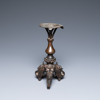 Un bougeoir en bronze, Chine, Ming