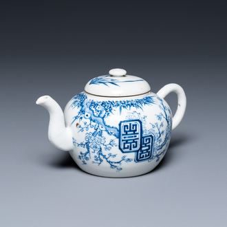 Une théière en porcelaine de Chine 'Bleu de Hue' pour le Vietnam, marque Ruo Shen Zhen Cang, 19ème