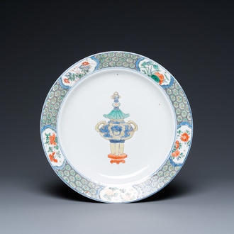 Un plat en porcelaine de Chine famille verte à décor d'un brûle-parfum, Kangxi