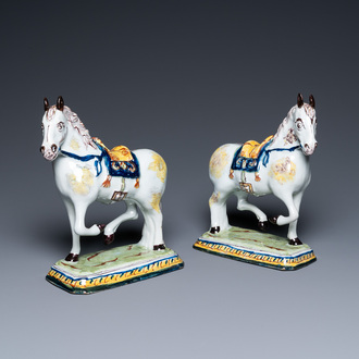 Une paire de chevaux en faïence polychrome de Delft, 18ème