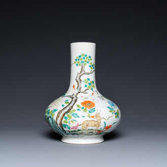 Un vase de forme bouteille en porcelaine de Chine famille rose figurant un cerf et deux grues, 19/20ème