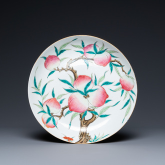 Un plat en porcelaine de Chine famille rose à décor des 'neuf pêches', marque et époque de Guangxu