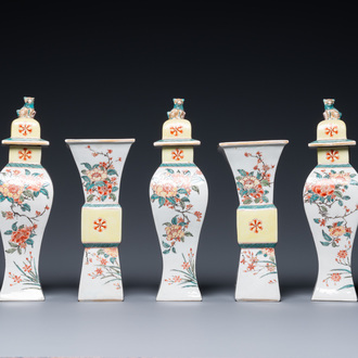 Une garniture de cinq vases en porcelaine de Chine famille verte à décor floral, 19ème