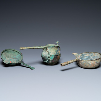 Twee Luristaanse bronzen kookpotten en een snavelkan, Iran, 1e millennium v.C.