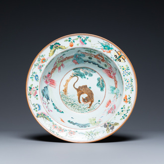 Un bol en porcelaine de Chine famille rose à décor d'un tigre, 19ème