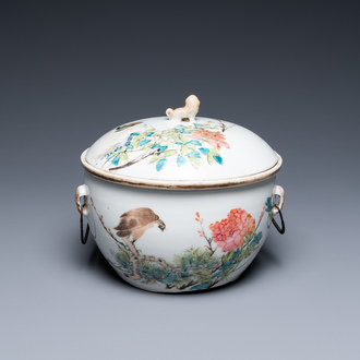 A Chinese qianjiang cai bowl and cover, signed Yi Mao, 19/20th C.