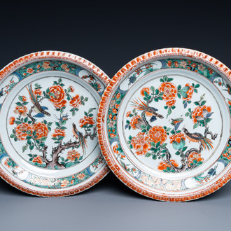 Une paire de plats en porcelaine de Chine famille verte à décor de pies et d'une sauterelle, Kangxi