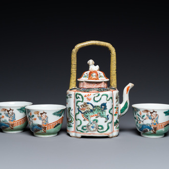 A Chinese famille verte teapot and three cups, Kangxi and later