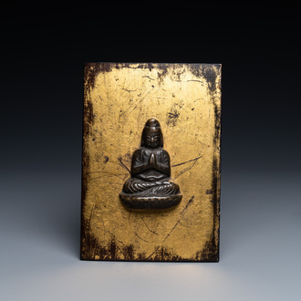 Een Japanse bronzen votieve plaquette of 'Kakebotoke', Kamakura periode, 12/14e eeuw