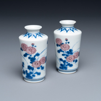 Een paar Chinese blauw-witte en koperrode miniatuur vaasjes of snuifflessen, Qing Feng merk, 18/19e eeuw