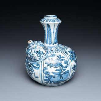 Une verseuse de type kendi en porcelaine de Chine en bleu et blanc de type kraak, Wanli