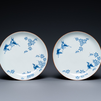 Een paar Japanse blauw-witte ai-Kakiemon borden met herten, Edo, 18e eeuw