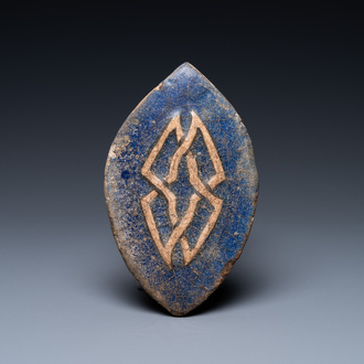 Un carreau de forme ovale en céramique islamique, peut-être timouride (?), 17ème
