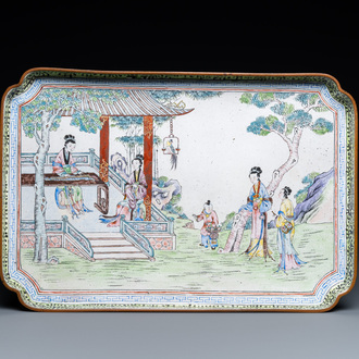 Un plateau de forme rectangulaire en émaux de Canton, Qianlong