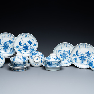 Een collectie Chinese blauw-witte dekselkommen en schotels met kraanvogels en lotusbloemen, Kangxi merk, 19e eeuw