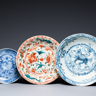 Trois plats en porcelaine de Chine dite 'de Swatow', Ming