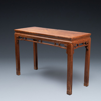 A Chinese rectangular huali table, 18/19th C.