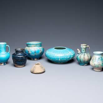 Une collection de sept vases et verseuses en céramique à émail turquoise, Moyen-Orient, 13ème et après