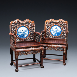 Een paar Chinese met parelmoer ingelegde houten stoelen met blauw-witte porseleinen plaquettes, 19e eeuw