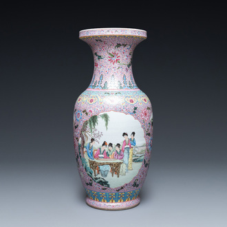 Un grand vase en porcelaine de Chine famille rose à décor de femmes dans un jardin, République