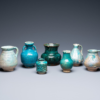 Une collection de sept vases et verseuses en céramique à émail turquoise, Moyen-Orient, 13ème et après