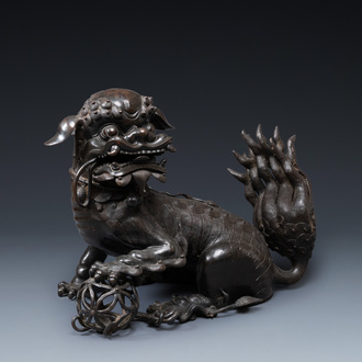 Een grote Chinese bronzen 'Boeddhistische leeuw' wierookbrander, Ming