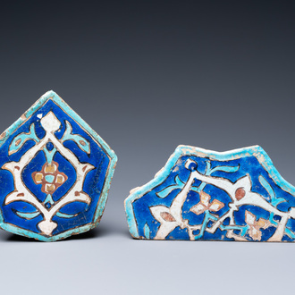 Twee Timurid cuerda seca tegels, Khargird, Noordoost-Iran, midden 15e eeuw