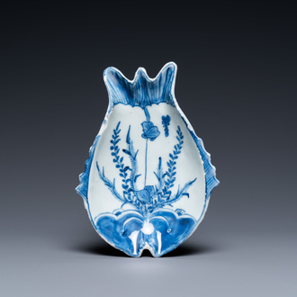 Une coupe en forme de deux poissons en porcelaine de Chine en bleu et blanc de type ko-sometsuke pour le marché japonais, Tianqi