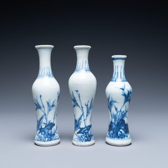 Trois petits vases de forme bouteille en porcelaine de Chine en bleu et blanc de type kraak de l'épave 'Hatcher', époque Transition