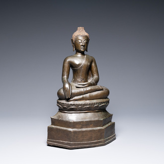 Une grande figure de Bouddha en bronze de style Lanna, Laos ou Thaïlande du Nord, milieu du 16ème